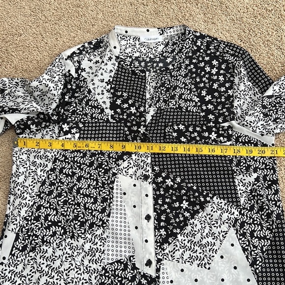 Calvin Klein large white/black printed front button top. - Picture 7 of 8